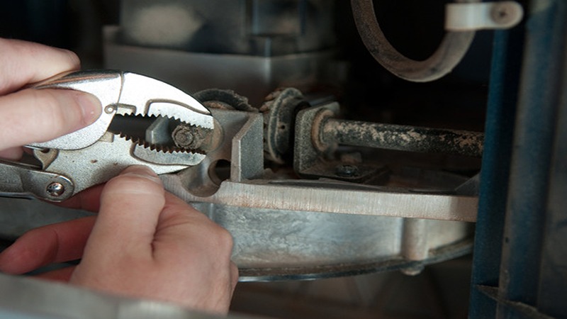 تعمیرات خودرو: یه کمک‌حال حرفه‌ای زیر کاپوت!